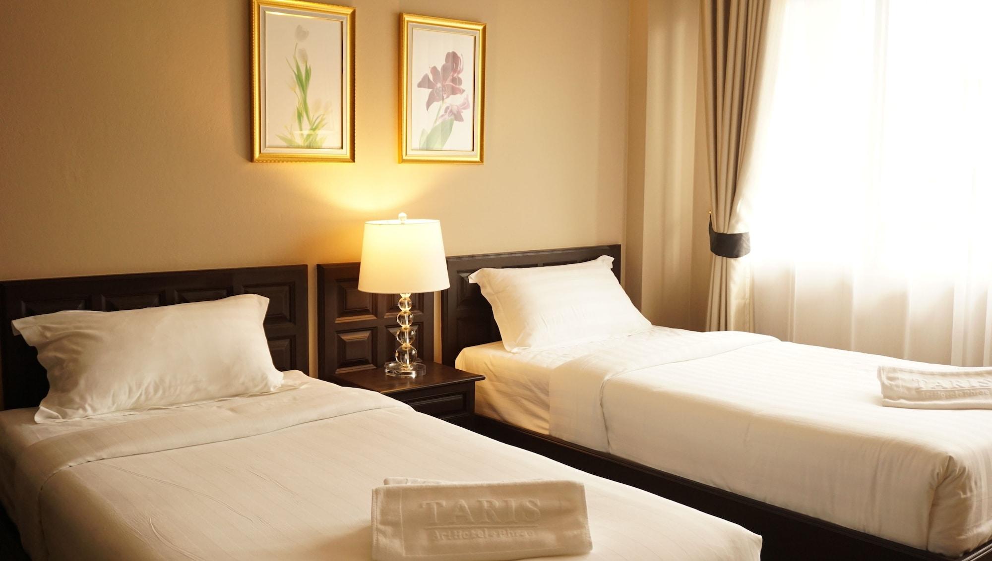 Taris Art Hotel Phrae Exterior photo