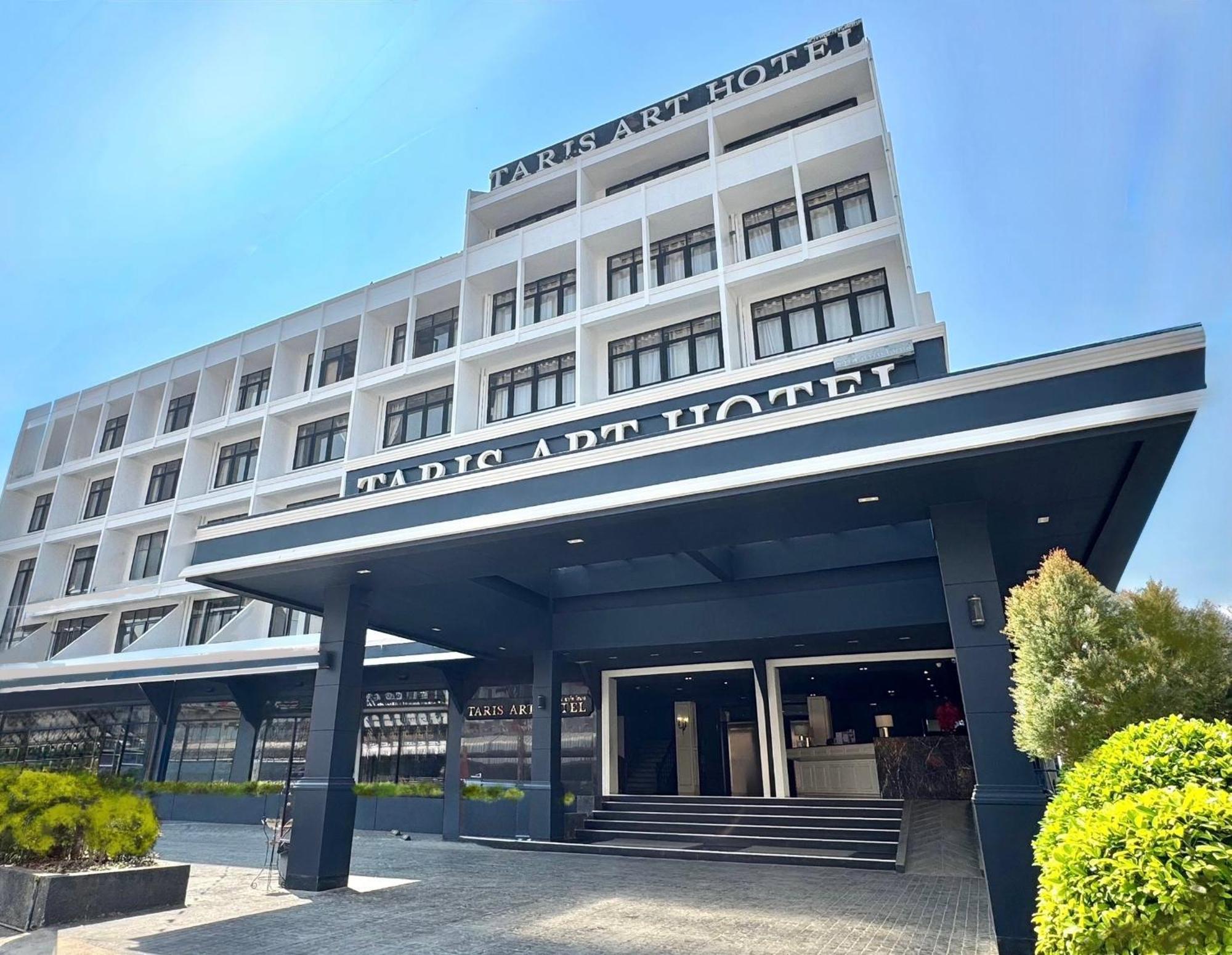 Taris Art Hotel Phrae Exterior photo